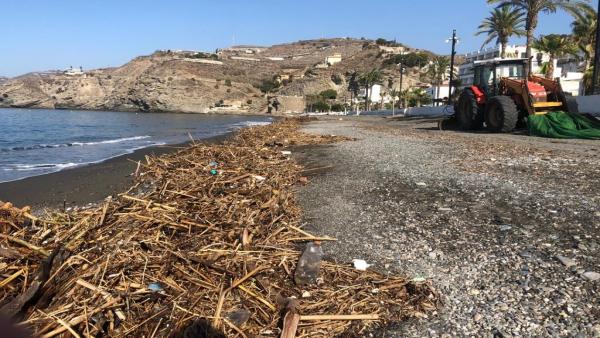 Playa de Albuñol con toneladas de basura por las riadas que han afectado al levante Playa de Albuñol con toneladas de basura por las riadas que han afectado al levante