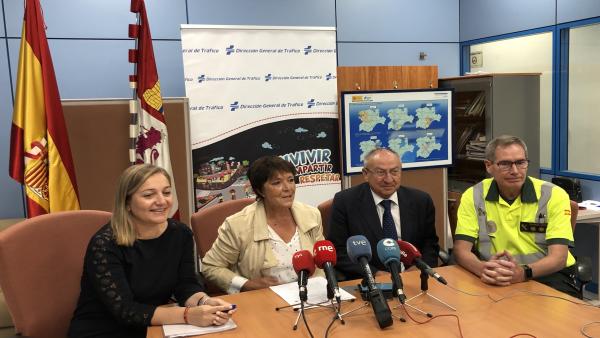 De izda a dcha: la coordinadora regional de la DGT, Inmaculada Matías; la delegada del Gobierno, Mercedes Martín; el subdelegado del Gobierno, Emilio Álvarez, y el teniente coronel jefe del Sector de Tráfico de la Guardia Civil en CyL, Rafael Aparicio. De izda a dcha: la coordinadora regional de la DGT, Inmaculada Matías; la delegada del Gobierno, Mercedes Martín; el subdelegado del Gobierno, Emilio Álvarez, y el teniente coronel jefe del Sector de Tráfico de la Guardia Civil en CyL, Rafael Aparicio.