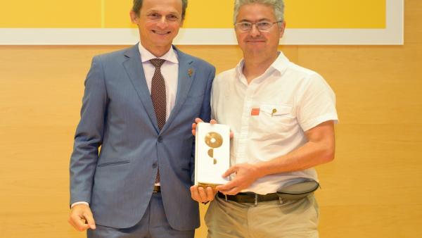 El ministro, Pedro Duque, en el momento de la entrega a Enrique Martínez, director científico del proyecto María de Maeztu, investigador del IFCA. Foto del Ministerio de Ciencia, Innovación y Universidades. El ministro, Pedro Duque, en el momento de la entrega a Enrique Martínez, director científico del proyecto María de Maeztu, investigador del IFCA. Foto del Ministerio de Ciencia, Innovación y Universidades.