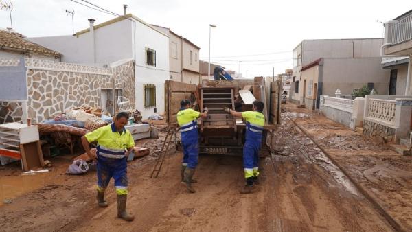 Los servicios municipales retiran 72 toneladas de enseres de las casas afectadas por las inundaciones en Los Nietos y Los Urrutias Los servicios municipales retiran 72 toneladas de enseres de las casas afectadas por las inundaciones en Los Nietos y Los Urrutias