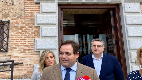 El presidente del PP de C-LM, Paco Núñez, en declaraciones a los medios en la puerta de las Cortes regionales El presidente del PP de C-LM, Paco Núñez, en declaraciones a los medios en la puerta de las Cortes regionales