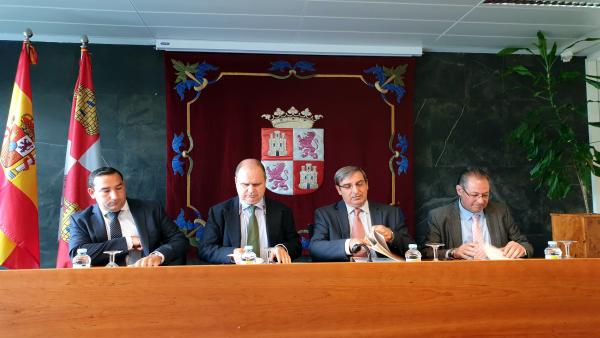 El viceconsejero José Luis Sanz (segundo por la derecha) junto a otros intregrantes del Consejo Rector del Transporte Metropolitano de Salamanca. El viceconsejero José Luis Sanz (segundo por la derecha) junto a otros intregrantes del Consejo Rector del Transporte Metropolitano de Salamanca.
