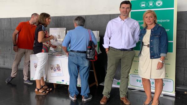 La subdelegada de la Junta en el Campo de Gibraltar, Eva Pajares, y el director gerente del Consorcio Metropolitano de Tranporte, Carlos Sánchez La subdelegada de la Junta en el Campo de Gibraltar, Eva Pajares, y el director gerente del Consorcio Metropolitano de Tranporte, Carlos Sánchez