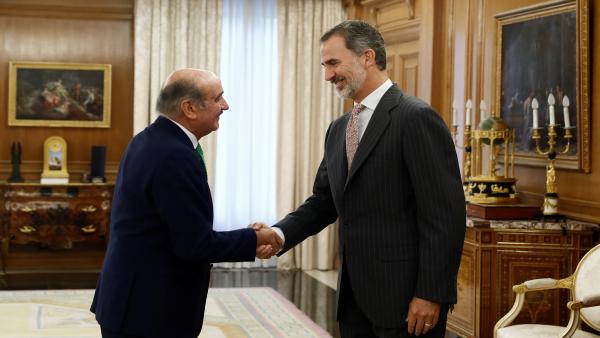 El rey Felipe VI saluda al diputado del PRC, José María Mazón, con el que inicia una ronda de consultas con los partidos del Parlamento, que puede desembocar en la convocatoria de nuevas elecciones generales para el día 10 de noviembre si certifica que es El rey Felipe VI saluda al diputado del PRC, José María Mazón, con el que inicia una ronda de consultas con los partidos del Parlamento, que puede desembocar en la convocatoria de nuevas elecciones generales para el día 10 de noviembre si certifica que es