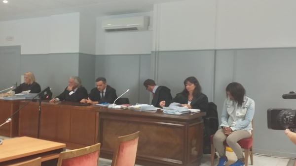Ana Julia Quezada, espera, sin mirar al frente, la declaración de los forenses que detallarán al jurado popular cómo murió el niño Gabriel Cruz Ana Julia Quezada, espera, sin mirar al frente, la declaración de los forenses que detallarán al jurado popular cómo murió el niño Gabriel Cruz