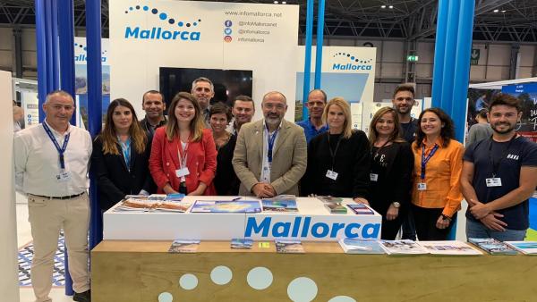El conseller de Turismo y Deportes, Andreu Serra, con coexpositores del estand del Consell de Mallorca. El conseller de Turismo y Deportes, Andreu Serra, con coexpositores del estand del Consell de Mallorca.