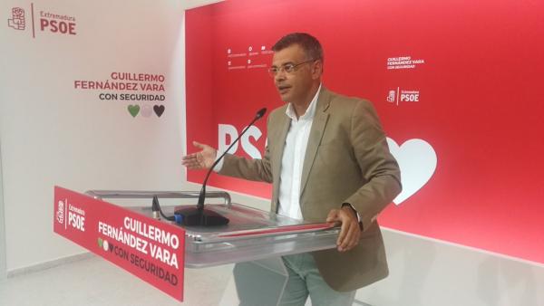 El portavoz del PSOE extremeño, Juan Antonio González, en rueda de prensa se refiere al debate sobre la limitación de mandatos El portavoz del PSOE extremeño, Juan Antonio González, en rueda de prensa se refiere al debate sobre la limitación de mandatos