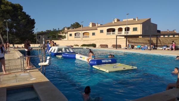 Una piscina municipal. Una piscina municipal.