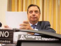 El ministro de Agricultura, Pesca y Alimentación, Luis Planas, antes de comparecer en el Congreso