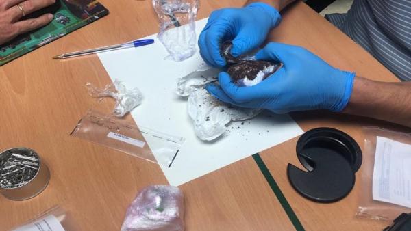 Los agentes inspeccionan el material incautado. Los agentes inspeccionan el material incautado.
