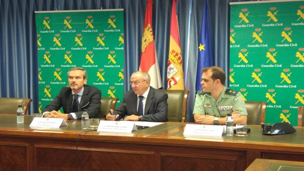 De dcha a izqda el teniente coronel de la Guardia Civil Javier Peña; el subdelegado del Gobierno en Valladolid, Emilio Álvarez; y el director de la D.O. Rueda, Santiago Mora. De dcha a izqda el teniente coronel de la Guardia Civil Javier Peña; el subdelegado del Gobierno en Valladolid, Emilio Álvarez; y el director de la D.O. Rueda, Santiago Mora.