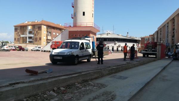 Estado del parque de bomberos tras la retirada del muro derrumbado Estado del parque de bomberos tras la retirada del muro derrumbado