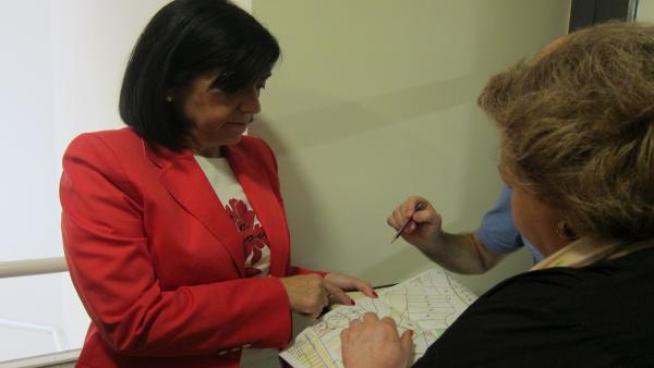 Francisca Medina y Pilar Parra muestra el mapa de los terrenos donde se construirá la Ciudad Sanitaria. Francisca Medina y Pilar Parra muestra el mapa de los terrenos donde se construirá la Ciudad Sanitaria.