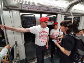 Mike Henstridge, fundador de la patrulla ciudadana Barcelona Guardian Angels, en el metro de Barcelona.