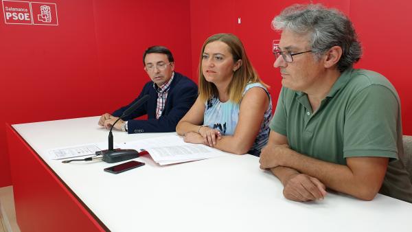 Virgina Barcones (centro) en la sede del PSOE de Salamanca junto a los socialistas salmantinos Fernando Pablos y Fernando Rubio. Virgina Barcones (centro) en la sede del PSOE de Salamanca junto a los socialistas salmantinos Fernando Pablos y Fernando Rubio.