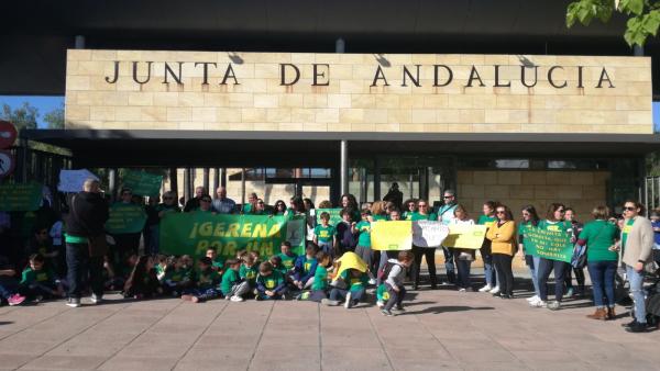 Concentración de la plataforma ante la sede de la Consejería de Educación Concentración de la plataforma ante la sede de la Consejería de Educación