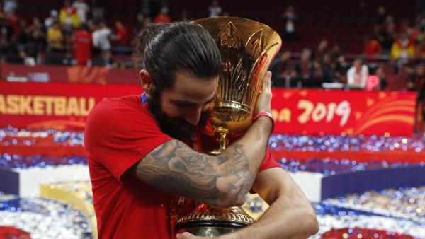 Ricky Rubio abraza la Copa del Mundo de baloncesto Ricky Rubio abraza la Copa del Mundo de baloncesto