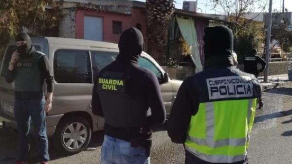Agentes de la Guardia Civil y de la Policía Nacional. Agentes de la Guardia Civil y de la Policía Nacional.