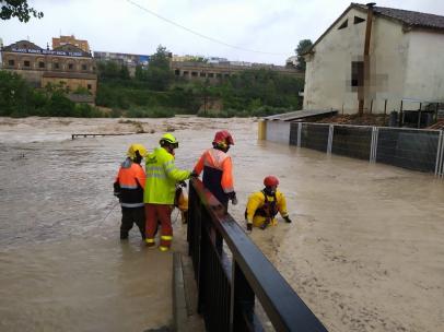 Bomberos en uno de los servicios realizados en el episodio de DANA