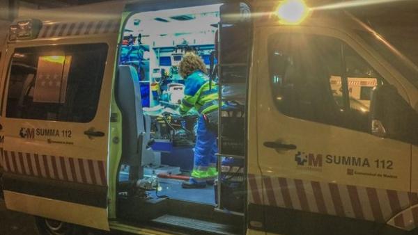 Sanitarios del Summa atienden a un hombre apuñalado en una marquesina de Alcalá de Henares Sanitarios del Summa atienden a un hombre apuñalado en una marquesina de Alcalá de Henares