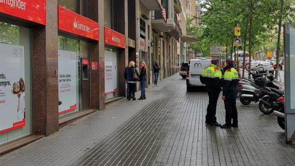 Agentes de Mossos d'Esquadra ante el edificio de la calle Comte Urgell de Barcelona donde se produjo el homicidio en mayo. Agentes de Mossos d'Esquadra ante el edificio de la calle Comte Urgell de Barcelona donde se produjo el homicidio en mayo.