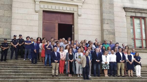 Personal del Parlamento se concentra y guarda un minuto de silencio por el crimen de Valga. Personal del Parlamento se concentra y guarda un minuto de silencio por el crimen de Valga.