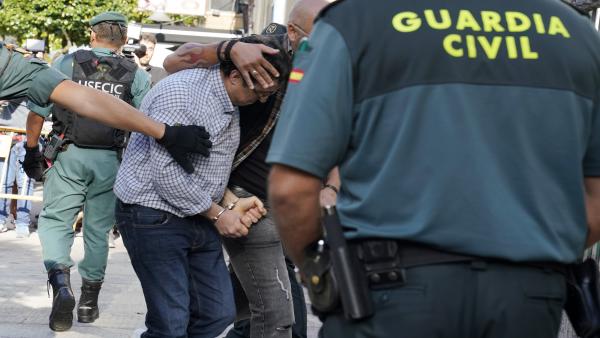 El autor confeso del asesinato de su exmujer, su excuñada y su exsuegra en Valga (Pontevedra), identificado como José Luis Abet Lafuente y apodado el Moro, de 45 años, a su llegada al Juzgado de Instrucción 2 de la localidad pontevedresa de Caldas de Reis El autor confeso del asesinato de su exmujer, su excuñada y su exsuegra en Valga (Pontevedra), identificado como José Luis Abet Lafuente y apodado el Moro, de 45 años, a su llegada al Juzgado de Instrucción 2 de la localidad pontevedresa de Caldas de Reis