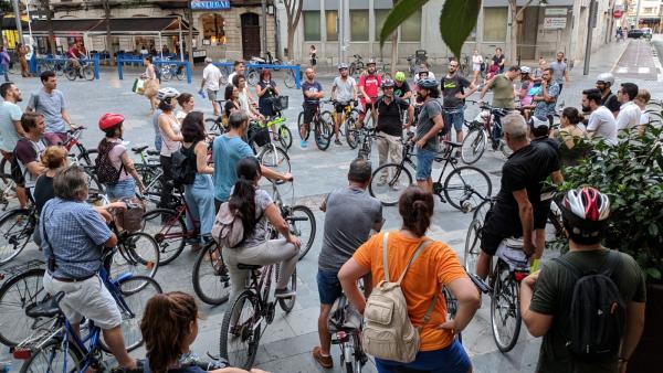 Asistentes a la ruta en bicicleta 'Misteris sobre rodes' en la Semana Europea de la Movilidad. Asistentes a la ruta en bicicleta 'Misteris sobre rodes' en la Semana Europea de la Movilidad.