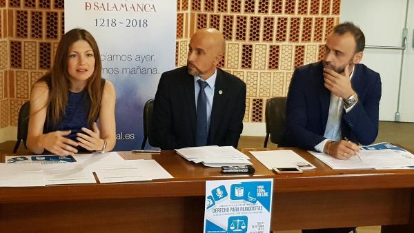 La Directora Del Curso Informa De La Iniciativa Junto Al Director De La Fundación General De La USAL (Centro) Y El Presidente Del Colegio Profesional De Periodistas (Derecha) La Directora Del Curso Informa De La Iniciativa Junto Al Director De La Fundación General De La USAL (Centro) Y El Presidente Del Colegio Profesional De Periodistas (Derecha)