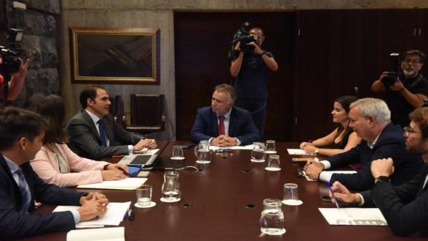 El presidente de Canarias, Ángel Víctor Torres, preside una reunión con directivos de Vueling e Iberia Express El presidente de Canarias, Ángel Víctor Torres, preside una reunión con directivos de Vueling e Iberia Express