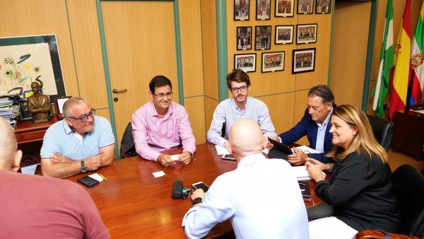 Reunión de la plataforma 'Todos a una por Linares' con el alcalde de Linares, Raúl Caro Reunión de la plataforma 'Todos a una por Linares' con el alcalde de Linares, Raúl Caro