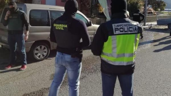Agentes de la Guardia Civil y de la Policía Nacional. Agentes de la Guardia Civil y de la Policía Nacional.