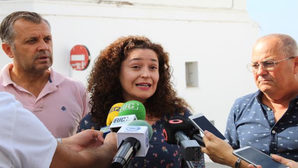 La responsable de Política Institucional de IU Andalucía, Inmaculada Nieto, atendiendo a los periodistas La responsable de Política Institucional de IU Andalucía, Inmaculada Nieto, atendiendo a los periodistas