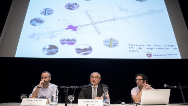 El alcalde de Pamplona, Enrique Maya, el concejal delegado de Proyectos Estratégicos, Movilidad y Sostenibilidad, Fermín Alonso, y el director de Proyectos y Obras, Movilidad y Sostenibilidad, Alejandro Astibia. El alcalde de Pamplona, Enrique Maya, el concejal delegado de Proyectos Estratégicos, Movilidad y Sostenibilidad, Fermín Alonso, y el director de Proyectos y Obras, Movilidad y Sostenibilidad, Alejandro Astibia.