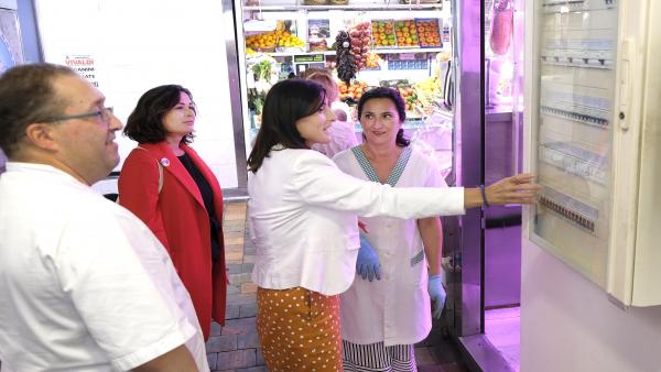 La alcaldesa en el Mercado de la Esperanza La alcaldesa en el Mercado de la Esperanza