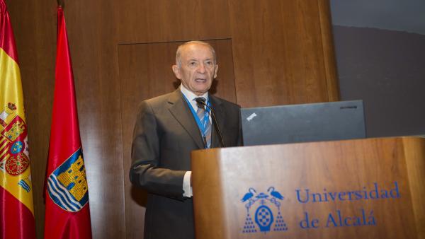 Luis Oro recibe el Premio Lord Lewis Luis Oro recibe el Premio Lord Lewis