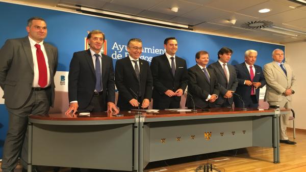 El tercero por la izquierda Roberto Saiz, delegado territorial de la Junta en Burgos, a su lado Daniel del la Rosa, alcalde de Burgos, y Antonio Llobet, presidente del Consejo general de Agentes de Aduana. El tercero por la izquierda Roberto Saiz, delegado territorial de la Junta en Burgos, a su lado Daniel del la Rosa, alcalde de Burgos, y Antonio Llobet, presidente del Consejo general de Agentes de Aduana.