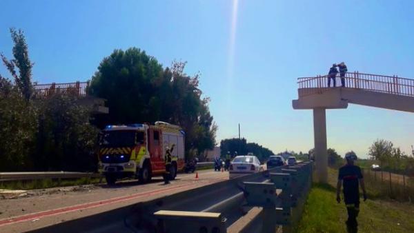 Un camió grua derroca una passarel·la per als vianants a la CV-500 al Saler Un camió grua derroca una passarel·la per als vianants a la CV-500 al Saler