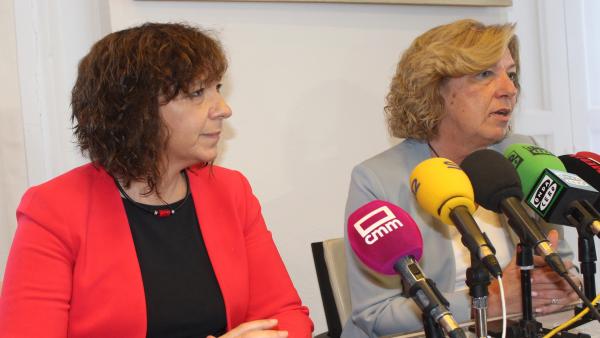 La alcaldesa de Alcázar de San Juan y la edil Amparo Bremard en rueda de prensa La alcaldesa de Alcázar de San Juan y la edil Amparo Bremard en rueda de prensa
