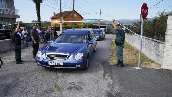 Salida de un coche fúnebre con el cuerpo de una de las víctimas del tiple crimen en el concello de Valga en la provincia de Valga. Un hombre de 45 años, identificado como José Luis Abet, se ha declarado el autor del asesinato en un puesto de la Guardia Ci Salida de un coche fúnebre con el cuerpo de una de las víctimas del tiple crimen en el concello de Valga en la provincia de Valga. Un hombre de 45 años, identificado como José Luis Abet, se ha declarado el autor del asesinato en un puesto de la Guardia Ci
