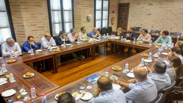 Reunión nde la Junta con representantes turístico de El Puerto Reunión nde la Junta con representantes turístico de El Puerto