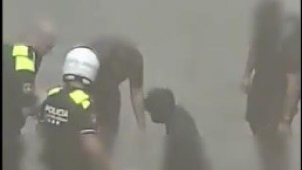 Momento en el que llega la Urbana hasta el lugar de la agresión. Momento en el que llega la Urbana hasta el lugar de la agresión.