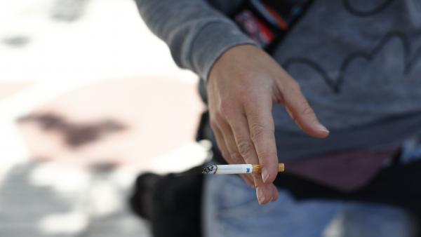 Mujer fumando un cigarro. Mujer fumando un cigarro.