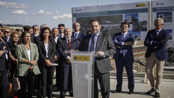 El ministro de Fomento en funciones, José Luis Ábalos, da un discurso en La Hiniesta (Zamora), a donde se ha desplazado para recorrer en un tren de pruebas el tramo Zamora-Pedralba de la Pradería de la Línea de Alta Velocidad Madrid-Galicia y de este modo El ministro de Fomento en funciones, José Luis Ábalos, da un discurso en La Hiniesta (Zamora), a donde se ha desplazado para recorrer en un tren de pruebas el tramo Zamora-Pedralba de la Pradería de la Línea de Alta Velocidad Madrid-Galicia y de este modo