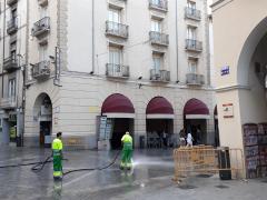 Limpieza de una de las calles de la capital altoaragonesa