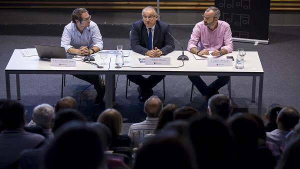 Enrique Maya y Fermín Alonso participan en una reunión para explicar las obras de reurbanización del Primer Ensanche de Pamplona Enrique Maya y Fermín Alonso participan en una reunión para explicar las obras de reurbanización del Primer Ensanche de Pamplona