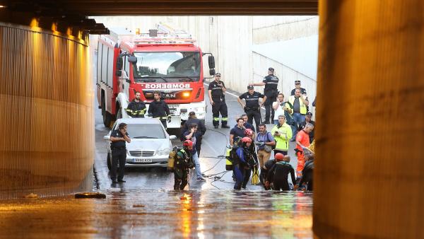 Bomberos rescatan el cadaver del un hombre atrapado en un túnel anegado por una importante tromba de agua en Almería Bomberos rescatan el cadaver del un hombre atrapado en un túnel anegado por una importante tromba de agua en Almería