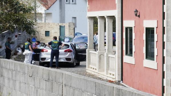 Agentes de la Guardia Civil en el domicilio de las tres víctimas del crimen en el concello de Valga en la provincia de Pontevedra. Un hombre de 45 años, identificado como José Luis Abet, se ha declarado el autor del asesinato en un puesto de la Guardia Ci Agentes de la Guardia Civil en el domicilio de las tres víctimas del crimen en el concello de Valga en la provincia de Pontevedra. Un hombre de 45 años, identificado como José Luis Abet, se ha declarado el autor del asesinato en un puesto de la Guardia Ci
