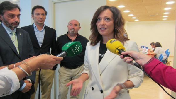 La delegada del Gobierno andaluz en Jaén, Maribel Lozano, atiende a los periodistas. La delegada del Gobierno andaluz en Jaén, Maribel Lozano, atiende a los periodistas.