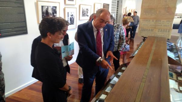 El presidente de la Diputación (D) visita la exposición del Teatro Juan Bravo sobre Menéndez Pidal, acompañada por la comisaria Sara Catalán. El presidente de la Diputación (D) visita la exposición del Teatro Juan Bravo sobre Menéndez Pidal, acompañada por la comisaria Sara Catalán.